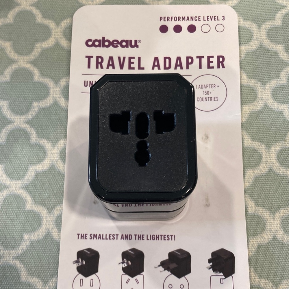Cabeau Universal Travel Adapter - Picture 4 of 7